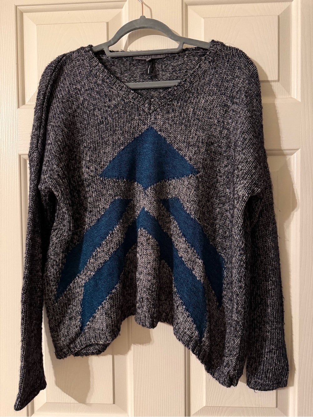 Quinn V-Neck Chunky Knit Sweater with Blue Intarsia Pattern - size M/L